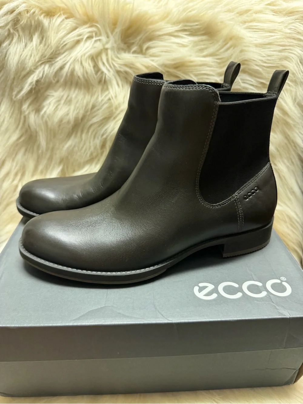NWT ECCO Warm Grey Leather Boots SIZE 9-9.5.